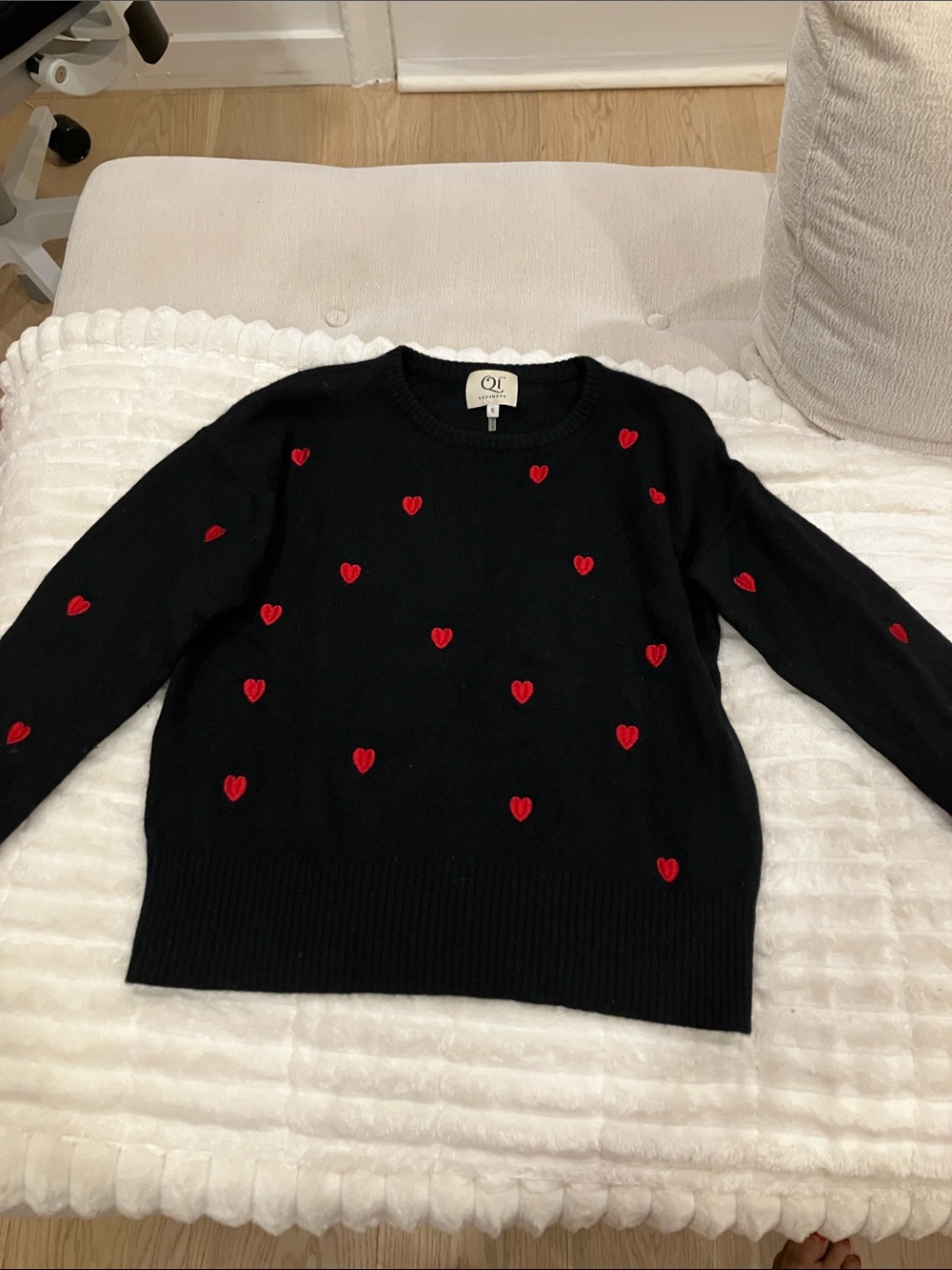 Qi Black cashmere Crewneck Sweater with Red Heart Motif